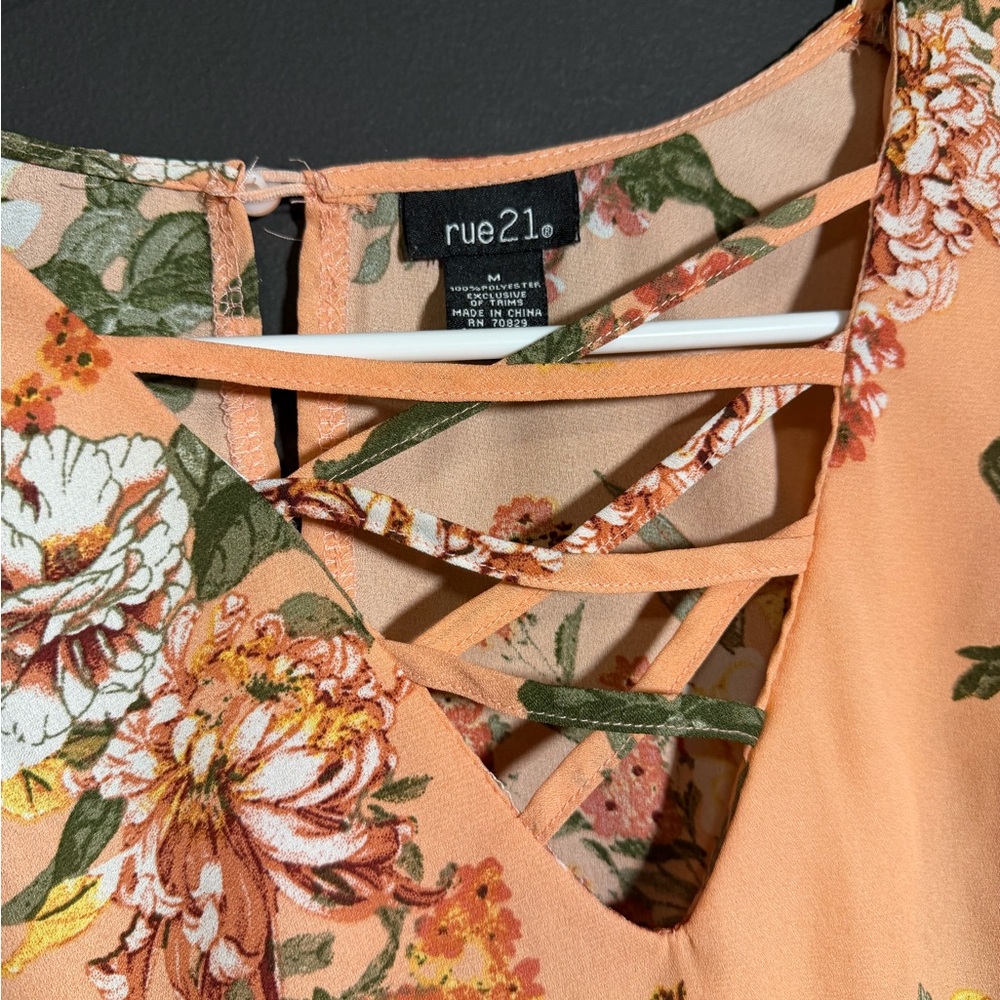 Rue 21 Floral Blouse. - Picture 3 of 7